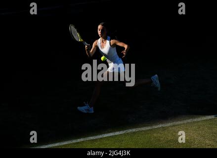 Isabelle Britton in action during the Girls U14's Singles on day eleven of the 2022 Wimbledon Championships at the All England Lawn Tennis and Croquet Club, Wimbledon. Picture date: Thursday July 7, 2022. Stock Photo