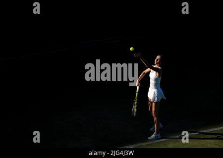 Isabelle Britton in action during the Girls U14's Singles on day eleven of the 2022 Wimbledon Championships at the All England Lawn Tennis and Croquet Club, Wimbledon. Picture date: Thursday July 7, 2022. Stock Photo