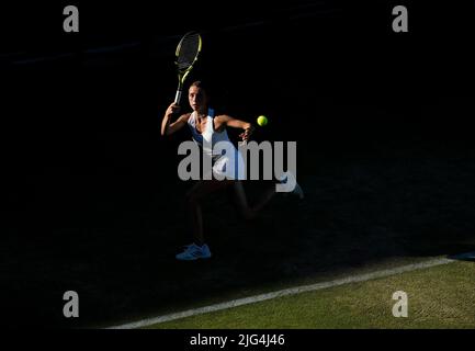 Isabelle Britton in action during the Girls U14's Singles on day eleven of the 2022 Wimbledon Championships at the All England Lawn Tennis and Croquet Club, Wimbledon. Picture date: Thursday July 7, 2022. Stock Photo