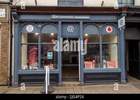 CREDITON, DEVON, UK - APRIL 6, 2022 Get Connected phone shop on the High Street Stock Photo