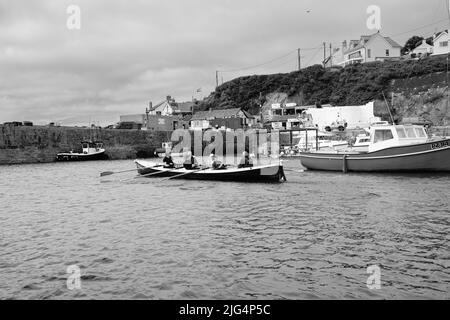 Bal Maiden Pilot Gig leaves Porthleven, Cornwall on a training run Stock Photo