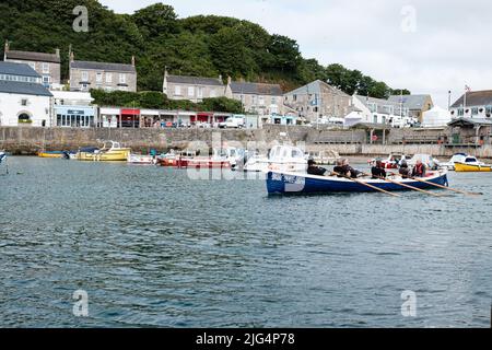 Bal Maiden Pilot Gig leaves Porthleven, Cornwall on a training run Stock Photo