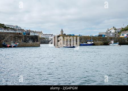 Bal Maiden Pilot Gig leaves Porthleven, Cornwall on a training run Stock Photo