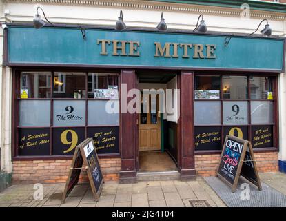 CREDITON, DEVON, UK - APRIL 6, 2022 The Mitre pub on the High Street Stock Photo