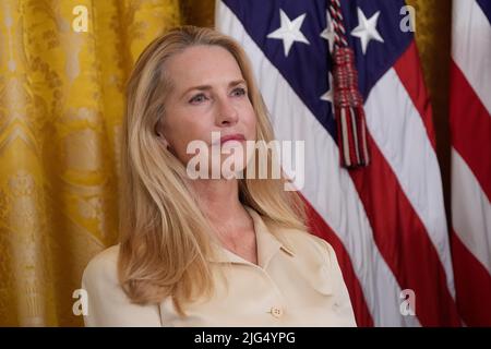 Washington, Vereinigte Staaten. 07th July, 2022. Laurene Powell Jobs, widow of Apple co-founder Steve Jobs, listens prior to accepting the Medal of Freedom for her husband from United States President Joe Biden during a ceremony in the East Room of the White House in Washington, DC on Thursday, July 7, 2022. Credit: Chris Kleponis/CNP/dpa/Alamy Live News Stock Photo