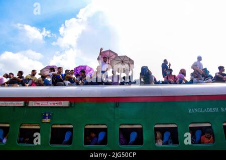 Dhaka, Dhaka, Bangladesh. 7th July, 2022. Eid ul Azha is coming. People are returning home in Bangladesh. Passenger pressure on trains has increased. The seat crisis could not be resolved even by adding extra bogies. People are returning at risk by hanging on the train door or climbing on the roof without getting seats. (Credit Image: © Syed Asir Ha-Mim Brinto/Pacific Press via ZUMA Press Wire) Stock Photo