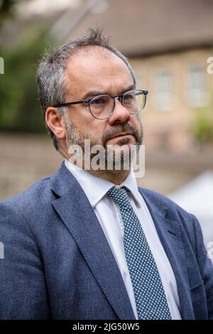 College Green, London, UK. 7th July 2022.Conservative politician,Paul Scully, MP for Sutton and Cheam, speaks to the press on College Green following the resignation of Tory Prime Minister Boris Johnson.  Amanda Rose/Alamy Live News Stock Photo