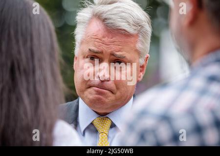 College Green, London, UK. 6th July 2022.Conservative politician,Tim Loughton, MP for East Worthing and Shoreham, speaks to the press on College Green following the resignation of Rishi Sunak and Sajid Javid amonst other Tory MPs.  Amanda Rose/Alamy Live News Stock Photo