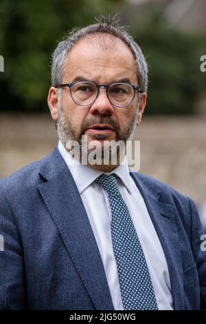 College Green, London, UK. 7th July 2022.Conservative politician,Paul Scully, MP for Sutton and Cheam, speaks to the press on College Green following the resignation of Tory Prime Minister Boris Johnson.  Amanda Rose/Alamy Live News Stock Photo