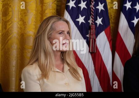 Washington, Vereinigte Staaten. 07th July, 2022. Laurene Powell Jobs, widow of Apple co-founder Steve Jobs, listens prior to accepting the Medal of Freedom for her husband from United States President Joe Biden during a ceremony in the East Room of the White House in Washington, DC on Thursday, July 7, 2022. Credit: Chris Kleponis/CNP/dpa/Alamy Live News Stock Photo