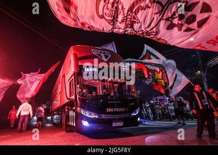 Sao Paulo, Brazil. 07th July, 2022. SP - Sao Paulo - 07/07/2022 - COPA SOUTH AMERICANA 2022, SAO PAULO X UNIVERSIDAD CATOLICA - Supporters before the match between Sao Paulo and Universidad Catolica at Morumbi stadium for the Copa Sudamericana 2022 championship. Photo: Marcello Zambrana/AGIF/Sipa USA Credit: Sipa USA/Alamy Live News Stock Photo