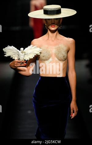 Paris, Frankreich. 04th July, 2022. SCHIAPARELLI Haute Couture AW22-23 runway during Haute Couture Autumn-Winter 2022/23 on July 2022 - Paris, France. 04/07/2022 Credit: dpa/Alamy Live News Stock Photo