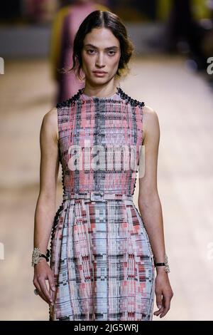 Paris, Frankreich. 04th July, 2022. DIOR Haute Couture AW22-23 runway during Haute Couture Autumn-Winter 2022/23 on July 2022 - Paris, France. 04/07/2022 Credit: dpa/Alamy Live News Stock Photo