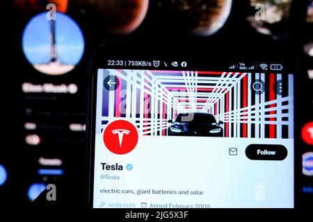 India. 07th July, 2022. In this photo illustration, Tesla Twitter page seen displayed on a smartphone with Elon Musk Twitter page in the background. (Photo by Avishek Das/SOPA Images/Sipa USA) Credit: Sipa USA/Alamy Live News Stock Photo