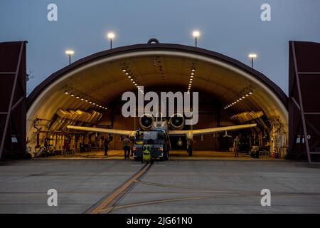 Airmen assigned to the 25th Fighter Generation Squadron transport an A-10C Thunderbolt II to a hangar at Osan Air Base, Republic of Korea, July 5, 2022. The A-10s assigned to the 25th Fighter Squadron recently returned from Eielson Air Force Base, Alaska, after providing close-air support during Red Flag 22-2. (U.S. Air Force photo by Senior Airman Dwane R. Young) Stock Photo