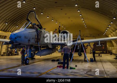 25th Fighter Generation Squadron crew chiefs, perform post flight maintenance on an A-10C Thunderbolt II at Osan Air Base, Republic of Korea, July 5, 2022. The A-10s assigned to the 25th Fighter Squadron recently returned from Eielson Air Force Base, Alaska, after providing close-air support during Red Flag 22-2. (U.S. Air Force photo by Senior Airman Dwane R. Young) Stock Photo