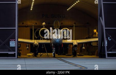 A 25th Fighter Generation Squadron crew chief, performs post flight maintenance on an A-10C Thunderbolt II at Osan Air Base, Republic of Korea, July 5, 2022. The A-10s assigned to the 25th Fighter Squadron recently returned from Eielson Air Force Base, Alaska, after providing close-air support during Red Flag 22-2. (U.S. Air Force photo by Senior Airman Dwane R. Young) Stock Photo