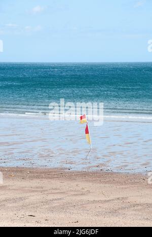 Around the UK - Lifeguard Flags, Sandsend Beach, North Yorkshire, UK Stock Photo