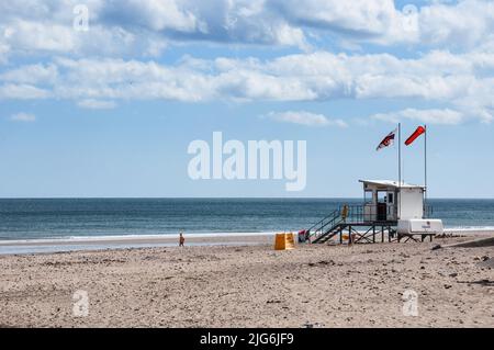 Around the UK - Lifeguard Station, Sandsend Beach, North Yorkshire, UK Stock Photo