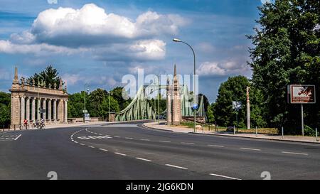 Colonnades – Architectural columns by architect and Prussian building official Eduard Fürstenau built between 1905 and 1907 at west end of Glienicke B Stock Photo