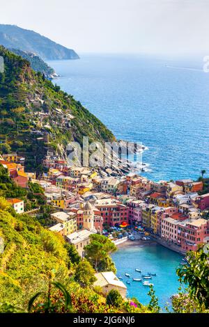 View of colourful houses in Vernazza from the Sentiero Monterosso - Vernazza hiking trail, Cinque Terre, La Spezia, Italy Stock Photo