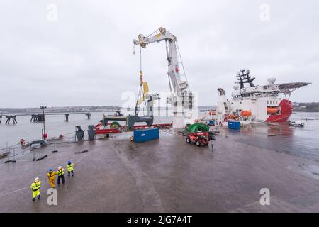 Lifting Deltastream tidal energy turbine onto dynamic positioning ...