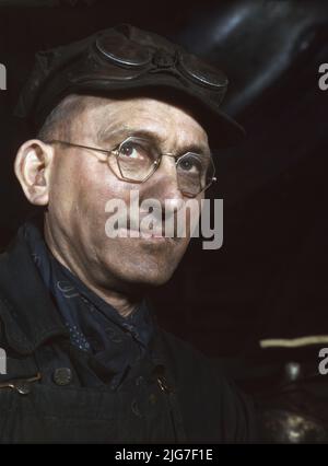 James Lynch, a roundhouse worker, C &amp; NW RR [i.e. Chicago and North Western railroad][Proviso yard]. Stock Photo