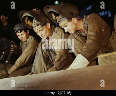 Welders making boilers for a ship, Combustion Engineering Co., Chattanooga, Tenn. Stock Photo
