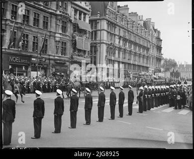 Coronation of Queen Elizabeth II, Bridge Steet, Westminster, City of Westminster, Greater London Authority, 02-06-1953. Members of the armed forces lining Bridge Street as the coronation procession of Queen Elizabeth II passes by, with the coach carrying Princess Margaret and the Queen Mother in the foreground. Stock Photo