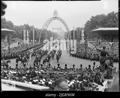 Coronation of Queen Elizabeth II, The Mall, City of Westminster, Greater London Authority, 02-06-1953. View from the Queen Victoria Memorial, showing crowds of people watching the coronation procession of Queen Elizabeth II as it processes down The Mall. Stock Photo
