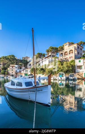 Spain, Balearic islands, Mallorca, district of Santanyí, Cala Figuera. Traditional waterfront houses in the fishermen harbour Stock Photo