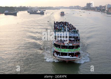 Dhaka, Bangladesh. 8th July 2022. Ferries packed with travelers are seen at Sadarghat Terminal. As Eid-ul-Adha Festival is drawing near, thousands of Bangladeshi capital dwellers have streamed out of the city to join the festival with their kith and kin in village homes. Bangladesh Muslims will celebrate Eid-ul-Adha. Photo by Habibur Rahman/ABACAPRESS.COM Credit: Abaca Press/Alamy Live News Stock Photo
