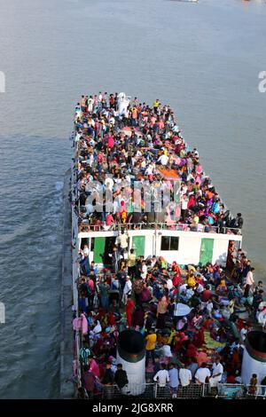 Dhaka, Bangladesh. 8th July 2022. Ferries packed with travelers are seen at Sadarghat Terminal. As Eid-ul-Adha Festival is drawing near, thousands of Bangladeshi capital dwellers have streamed out of the city to join the festival with their kith and kin in village homes. Bangladesh Muslims will celebrate Eid-ul-Adha. Photo by Habibur Rahman/ABACAPRESS.COM Credit: Abaca Press/Alamy Live News Stock Photo