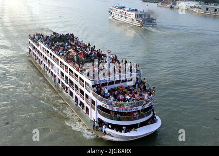 Dhaka, Bangladesh. 8th July 2022. Ferries packed with travelers are seen at Sadarghat Terminal. As Eid-ul-Adha Festival is drawing near, thousands of Bangladeshi capital dwellers have streamed out of the city to join the festival with their kith and kin in village homes. Bangladesh Muslims will celebrate Eid-ul-Adha. Photo by Habibur Rahman/ABACAPRESS.COM Credit: Abaca Press/Alamy Live News Stock Photo