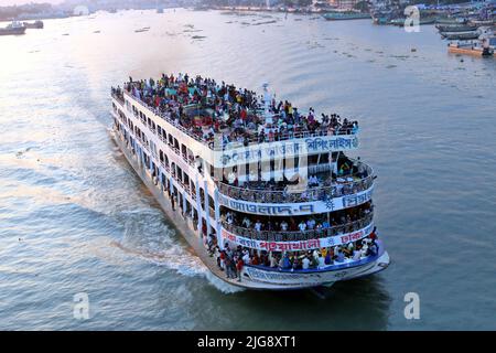 Dhaka, Bangladesh. 8th July 2022. Ferries packed with travelers are seen at Sadarghat Terminal. As Eid-ul-Adha Festival is drawing near, thousands of Bangladeshi capital dwellers have streamed out of the city to join the festival with their kith and kin in village homes. Bangladesh Muslims will celebrate Eid-ul-Adha. Photo by Habibur Rahman/ABACAPRESS.COM Credit: Abaca Press/Alamy Live News Stock Photo