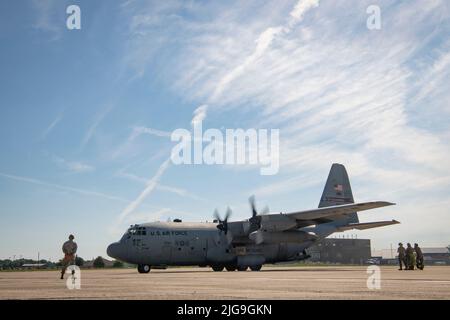 The last C-130H Hercules prepares to depart from the 179th Airlift Wing at Mansfield Lahm ANGB, Ohio, July 7, 2022. This aircraft, tail 88-4401, will retire and become a static display at the MAPS Air Museum (Military Aviation Preservation Society), an internationally known museum of aviation in North Canton, Ohio. After being selected to become the nation's first Air National Guard Cyber Wing, the unit is transitioning from flying the C-130H Hercules to a new mission assigned to Air Combat Command. (U.S. Air National Guard photo by Master Sgt. Joe Harwood) Stock Photo