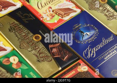 KHARKIV, UKRAINE - JANUARY 27, 2021: Bunch of famous russian chocolate products - Babayevskiy chocolate, Vdokhnovenie and Alyonka. Old russian traditi Stock Photo