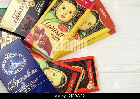 KHARKIV, UKRAINE - JANUARY 27, 2021: Bunch of famous russian chocolate products - Babayevskiy chocolate, Vdokhnovenie and Alyonka. Old russian traditi Stock Photo