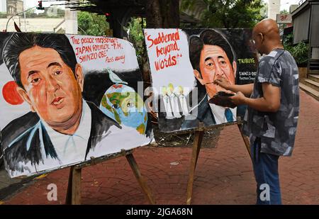 Mumbai, India. 08th July, 2022. Artist from Gurukul school of art paints a poster paying tribute to the former Japanese Prime Minister Shinzo Abe in Mumbai. Shinzo Abe was shot dead during an election campaign in the city of Nara. Credit: SOPA Images Limited/Alamy Live News Stock Photo