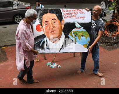Mumbai, India. 08th July, 2022. Artists from Gurukul school of art carry a painting they painted to pay tribute to the former Japanese Prime Minister Shinzo Abe in Mumbai. Shinzo Abe was shot dead during an election campaign in the city of Nara. Credit: SOPA Images Limited/Alamy Live News Stock Photo