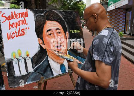 Mumbai, India. 08th July, 2022. Artist from Gurukul school of art paints a poster paying tribute to the former Japanese Prime Minister Shinzo Abe in Mumbai. Shinzo Abe was shot dead during an election campaign in the city of Nara. (Photo by Ashish Vaishnav/SOPA Images/Sipa USA) Credit: Sipa USA/Alamy Live News Stock Photo