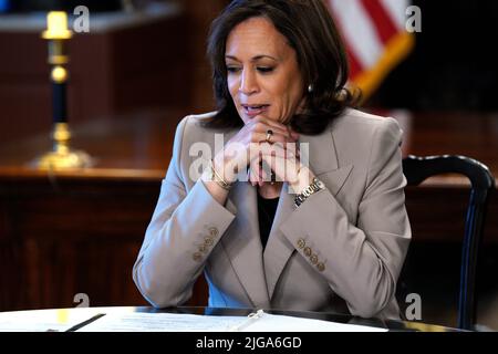 Washington, Vereinigte Staaten. 08th July, 2022. United States Vice President Kamala Harris meets with state legislators on reproductive rights in the Ceremonial office at the White House on July 8, 2022. Credit: Yuri Gripas/Pool via CNP/dpa/Alamy Live News Stock Photo