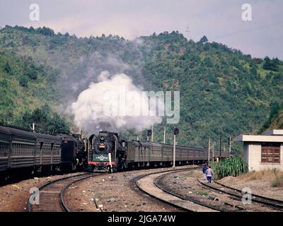 Datong Steam Locomotives, along the railway line between Xiamen and Nanping, Fujian Province, China, 1986 Stock Photo