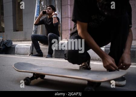 Bangladesh, Dhaka, November 2021. Report on skateboarding in Bangladesh and more precisely in the capital Dhaka by following a group of young skaters Stock Photo