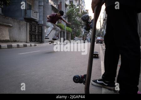 Bangladesh, Dhaka, November 2021. Report on skateboarding in Bangladesh and more precisely in the capital Dhaka by following a group of young skaters Stock Photo