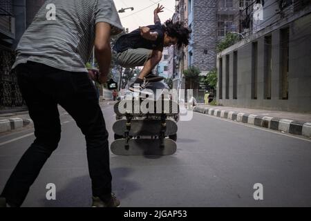 Bangladesh, Dhaka, November 2021. Report on skateboarding in Bangladesh and more precisely in the capital Dhaka by following a group of young skaters Stock Photo