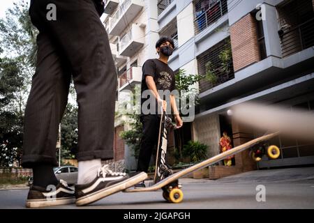 Bangladesh, Dhaka, November 2021. Report on skateboarding in Bangladesh and more precisely in the capital Dhaka by following a group of young skaters Stock Photo