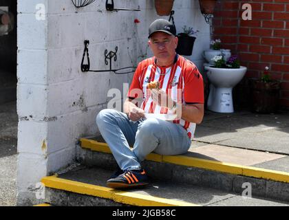 BAMBER BRIDGE, UK. JUL 9TH  Oldham fans before the Pre-season Friendly match between Bamber Bridge FC and Oldham Athletic at the Sir Tom Finney Stadium, Bamber Bridge on Saturday 9th July 2022. (Credit: Eddie Garvey | MI News) Stock Photo