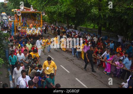 Kolkata, India. 09th July, 2022. Hindu devotees pull the 'Rath' or the chariot of Lord Jagannath, on the last day of the week-long celebration of Rath Yatra, or chariot procession, in Kolkata. (Photo by Sudipta Das/Pacific Press) Credit: Pacific Press Media Production Corp./Alamy Live News Stock Photo