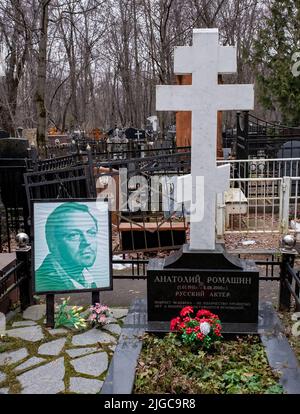 November 27, 2021, Moscow, Russia. Monument at the grave of Soviet actor Anatoly Romashin at the Vagankovsky cemetery in Moscow. Stock Photo